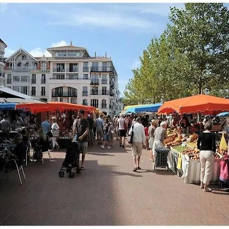 Appartement Centre, Plage, Commerces, Gare A Pied - Joli T3 Refait A Neuf En Rdc Avec Cour Commune Et Petit Espace Privatif
